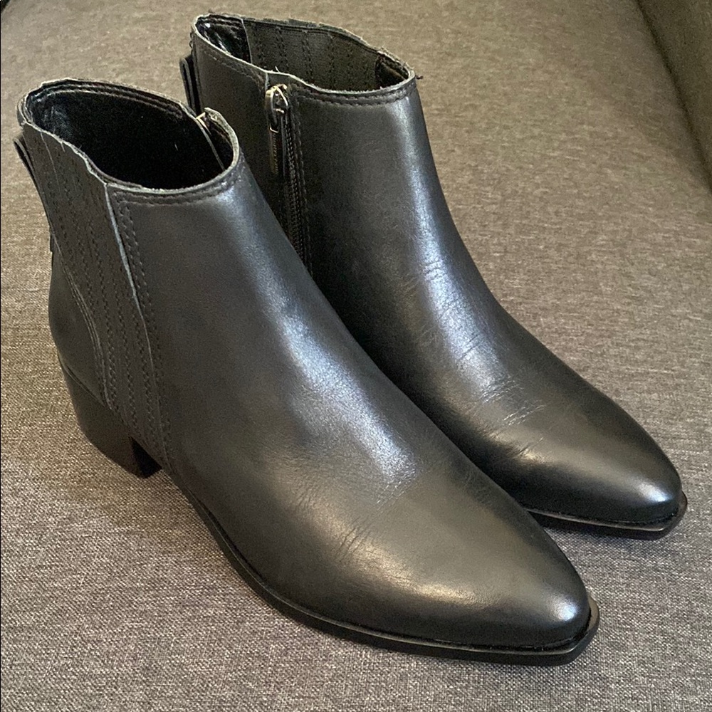 Vince Camuto women’s Black Ankle Boots size 7